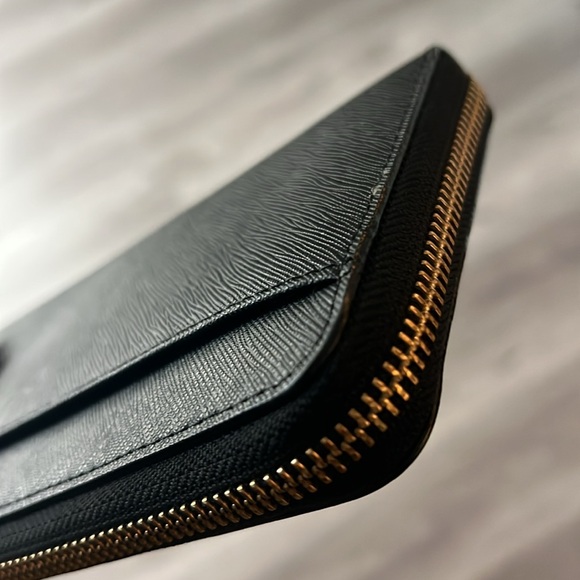 Kate Spade Elegant Black Zip Wallet - Picture 7 of 12